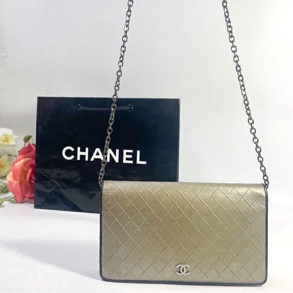 AUTHENTIC CHANEL BIFOLD DIAMOND STITCH WALLET GOLD - Picture 3 of 14